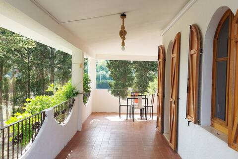 Villa surrounded by greenery just minutes from the sea