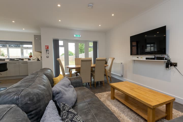 Bedroom 1 Bright Room Free Wifi  Ground Floor - Newmarket, UK