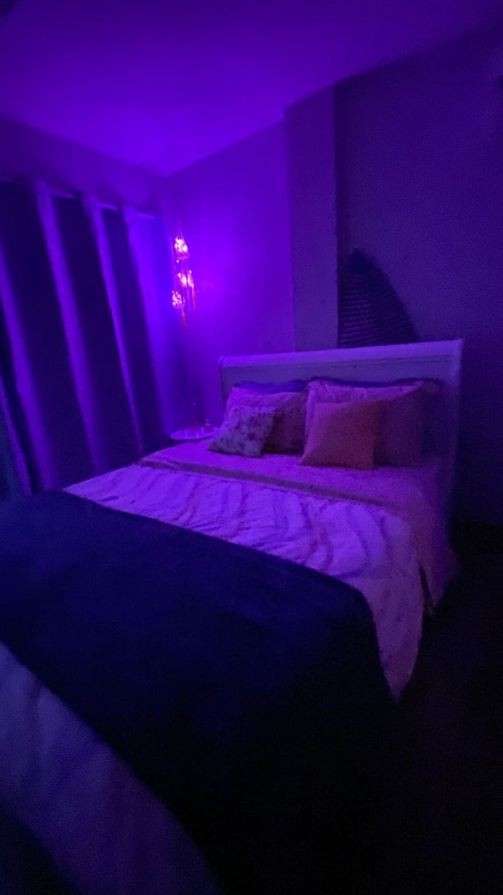 1 cama tamaño queen, 1 colchón adicional.