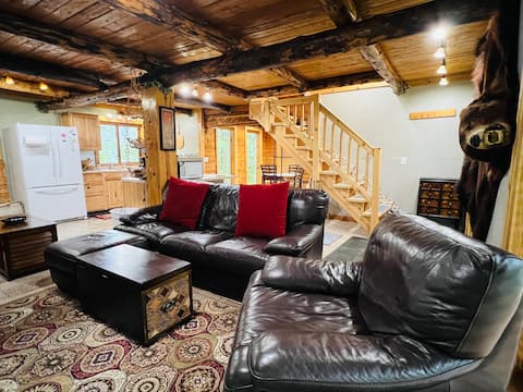 Top performing Airbnb: Locally made log cabin. in Bear Creek