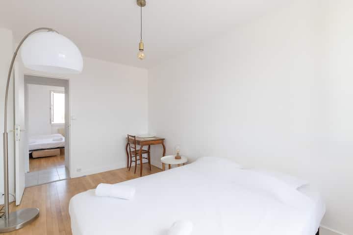 Gezellige kamer 1 met comfortabel bed en klein bureau, ideaal om in alle rust te rusten of te telewerken.