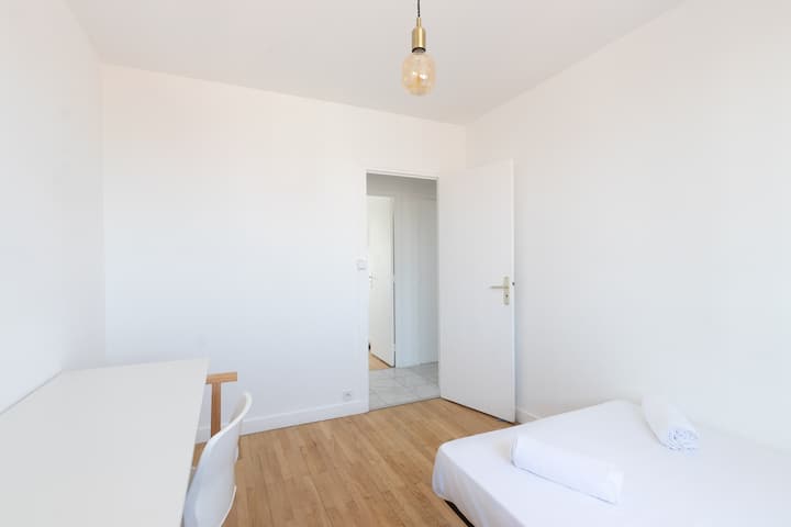 Lichte en comfortabele slaapkamer 2, uitgerust met een knus bed en een tweede bureau ideaal om te werken of te studeren.