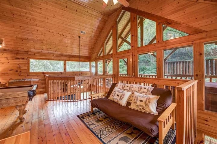 Futon de niveau supérieur avec un matelas épais et confortable pour deux personnes qui dorment. 