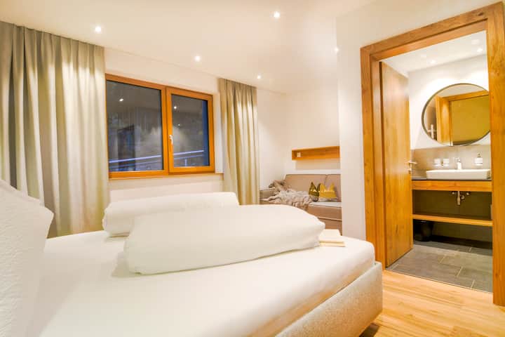 Spálňa s manželskou posteľou a rozkladacou pohovkou pre dve osoby