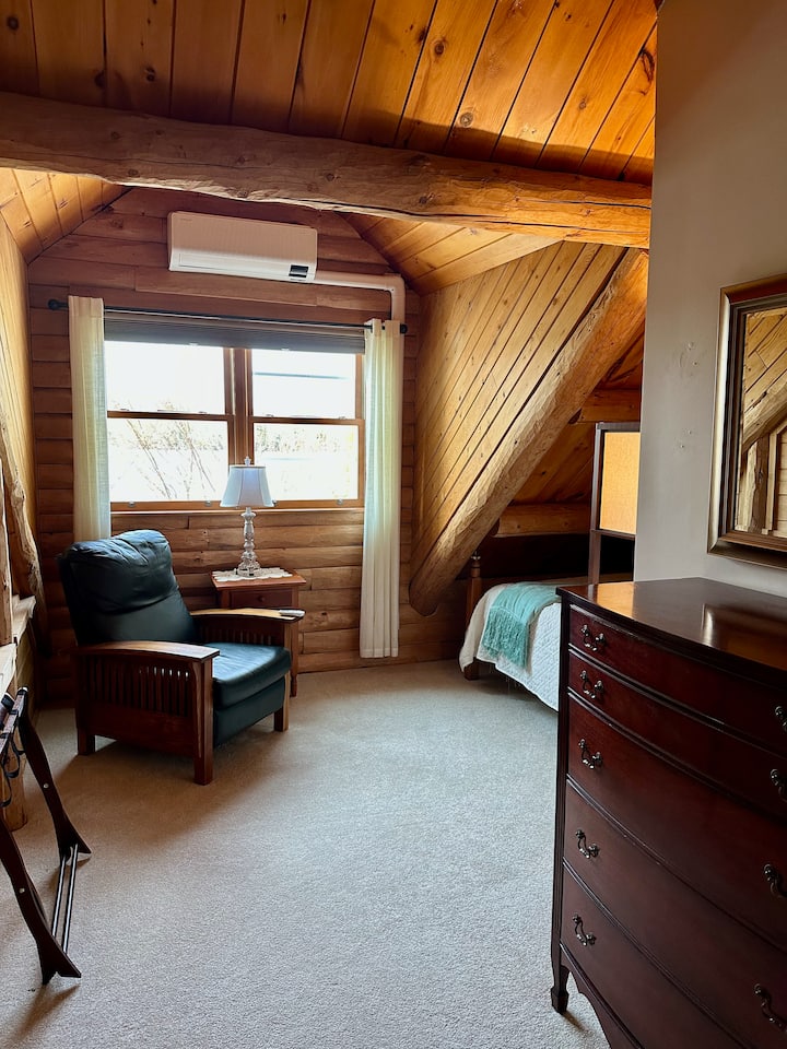 Dhomë gjumi në katin e sipërm. Krevat dopio "queen"