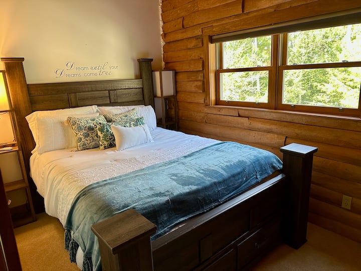 Dhomë gjumi në katin e sipërm. Krevat dopio "queen"