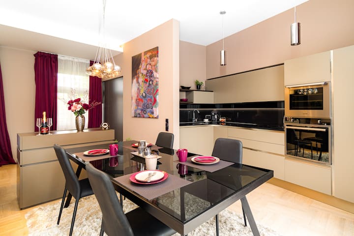 Top Experience – Luxury Apt in Center & Parking