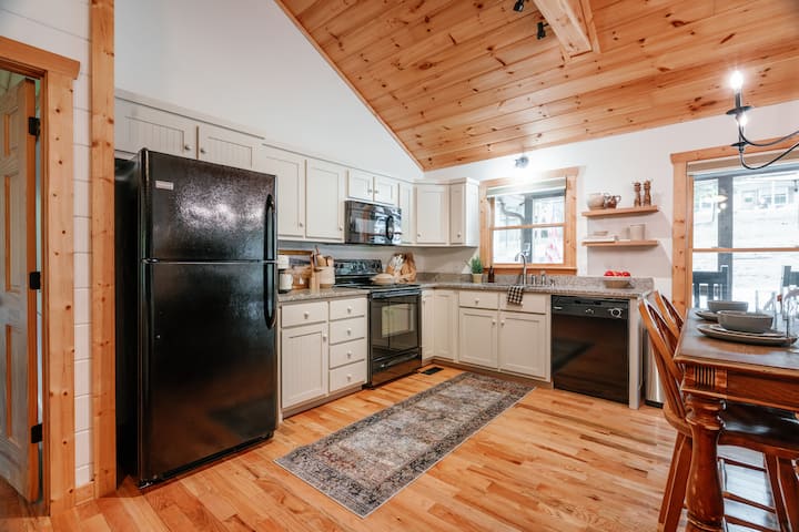 2 Kingsize-Betten-Suiten, gemütliches Ferienhaus im River Resort - Airbnb