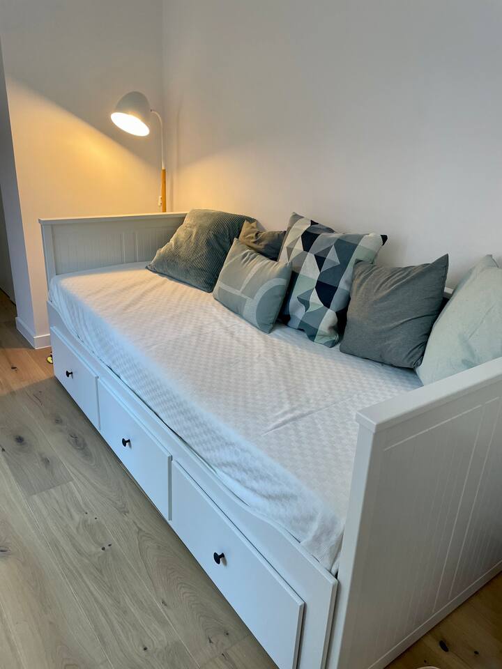 Dormitorio de invitados con sofá cama