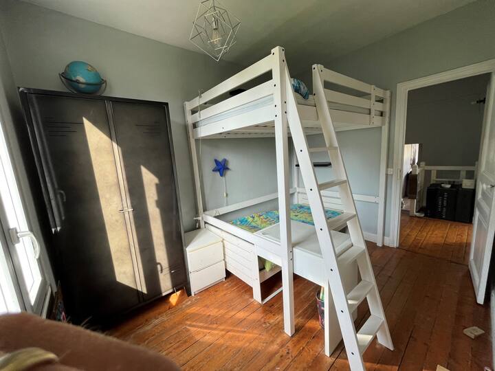 Спална соба 3 (3 лица)
1 90x190 кревет + 1 140x190 мецанин кревет)