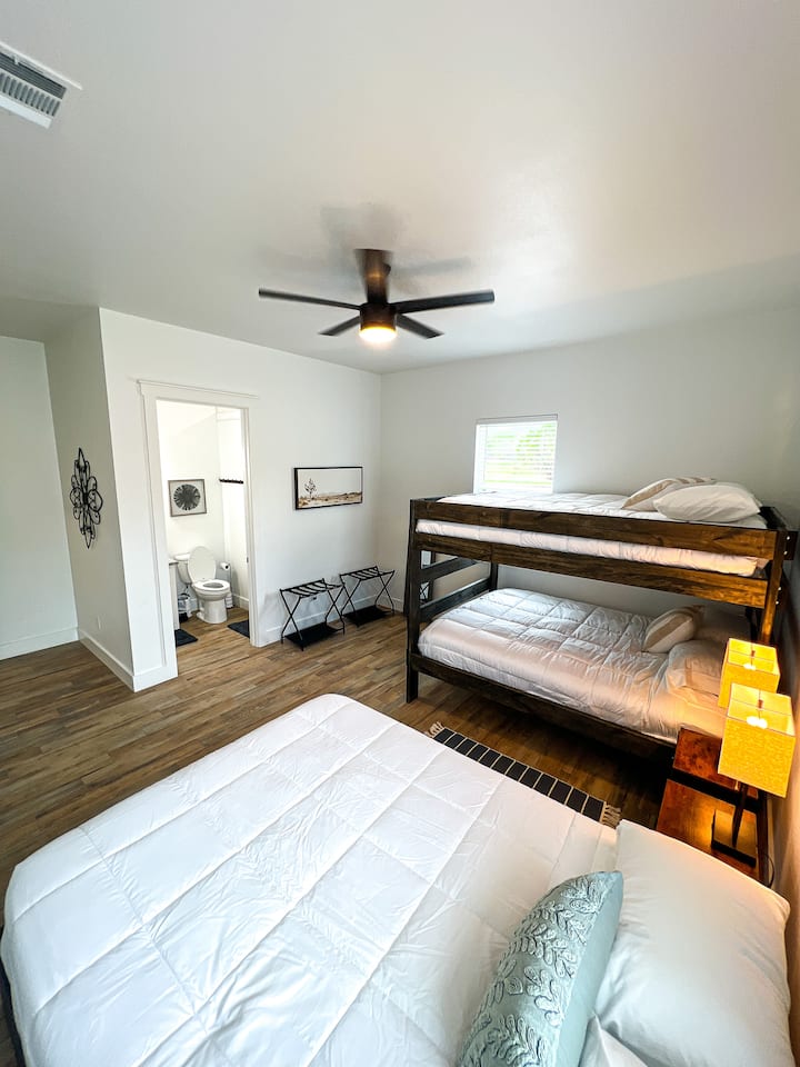 Spálňa 3 má spálňu pre 6 osôb. Kúpeľňa je zobrazená a poskytuje uteráky pre všetkých.