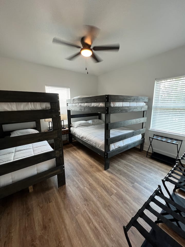 Spálňa pre 4 osoby pre 6 osôb.