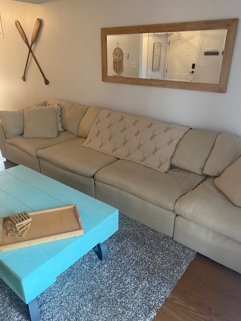Popular Airbnb listing: 2 bedroom lower level suite, 5 blks from the beach in Penticton