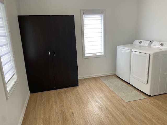 Large & updated 6 bedroom home in prime location! gallery image 3