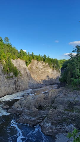 Large & updated 6 bedroom home in prime location! gallery image 2