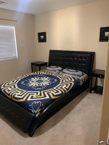 Beautiful 5 bedroom house. 15 to Las Vegas Strip gallery image 2