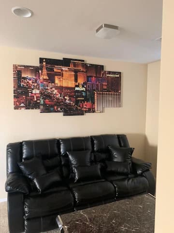 Beautiful 5 bedroom house. 15 to Las Vegas Strip