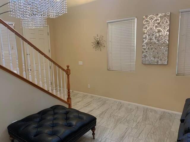 Beautiful 5 bedroom house. 15 to Las Vegas Strip gallery image 4