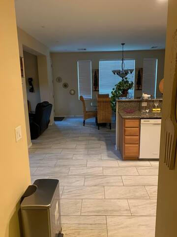 Beautiful 5 bedroom house. 15 to Las Vegas Strip gallery image 5