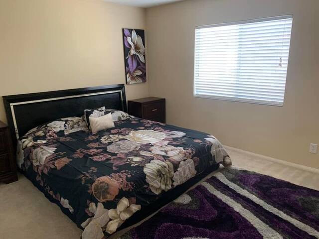 Beautiful 5 bedroom house. 15 to Las Vegas Strip gallery image 3