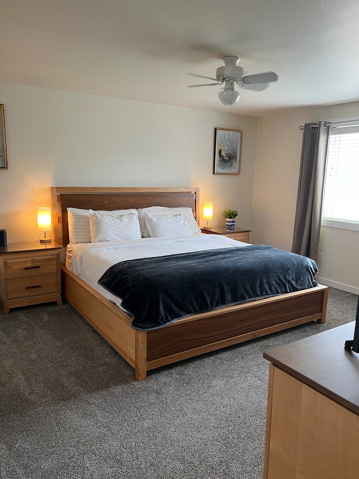 Главна спалня с голямо двойно легло