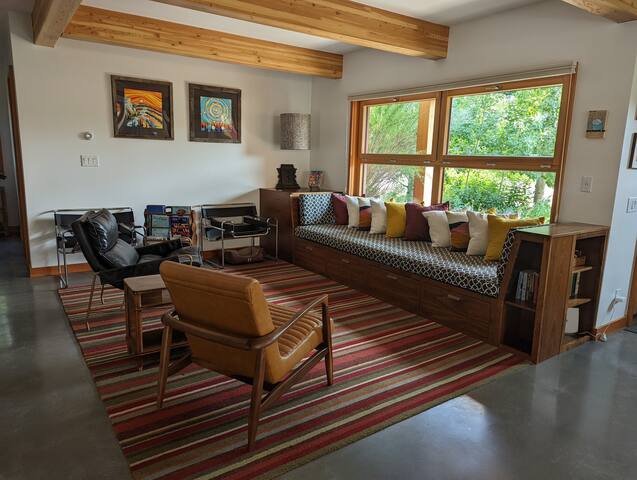 Downtown Beall Park Modern 2 Bedroom gallery image 2