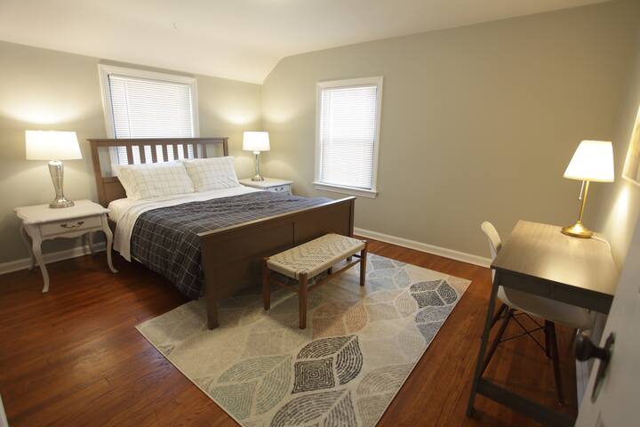 Bedroom 2（queen bed, spring mattress）