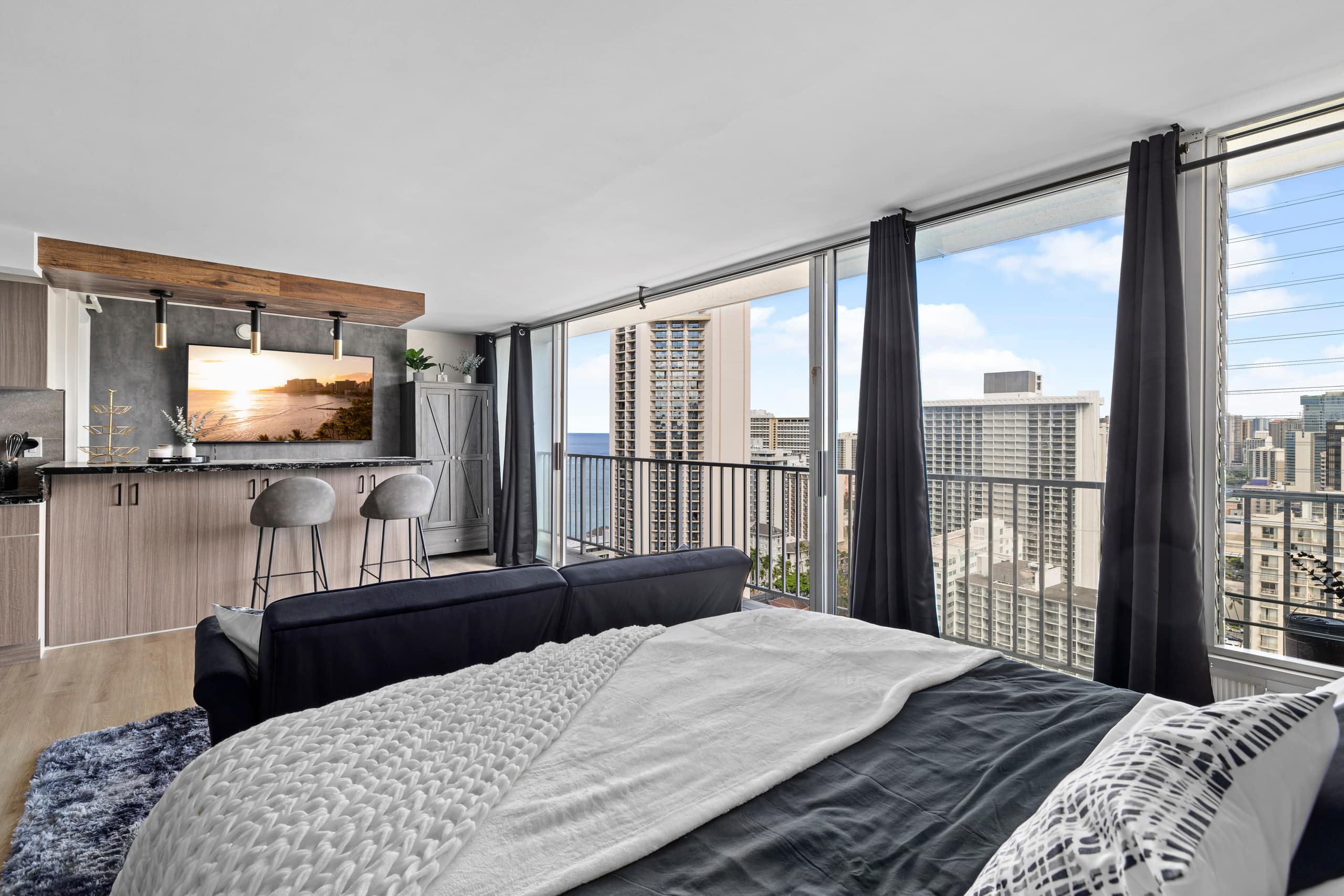 Condo in Honolulu · ★4.84 · 1 bedroom · 2 beds · 1 private bath - Image 14