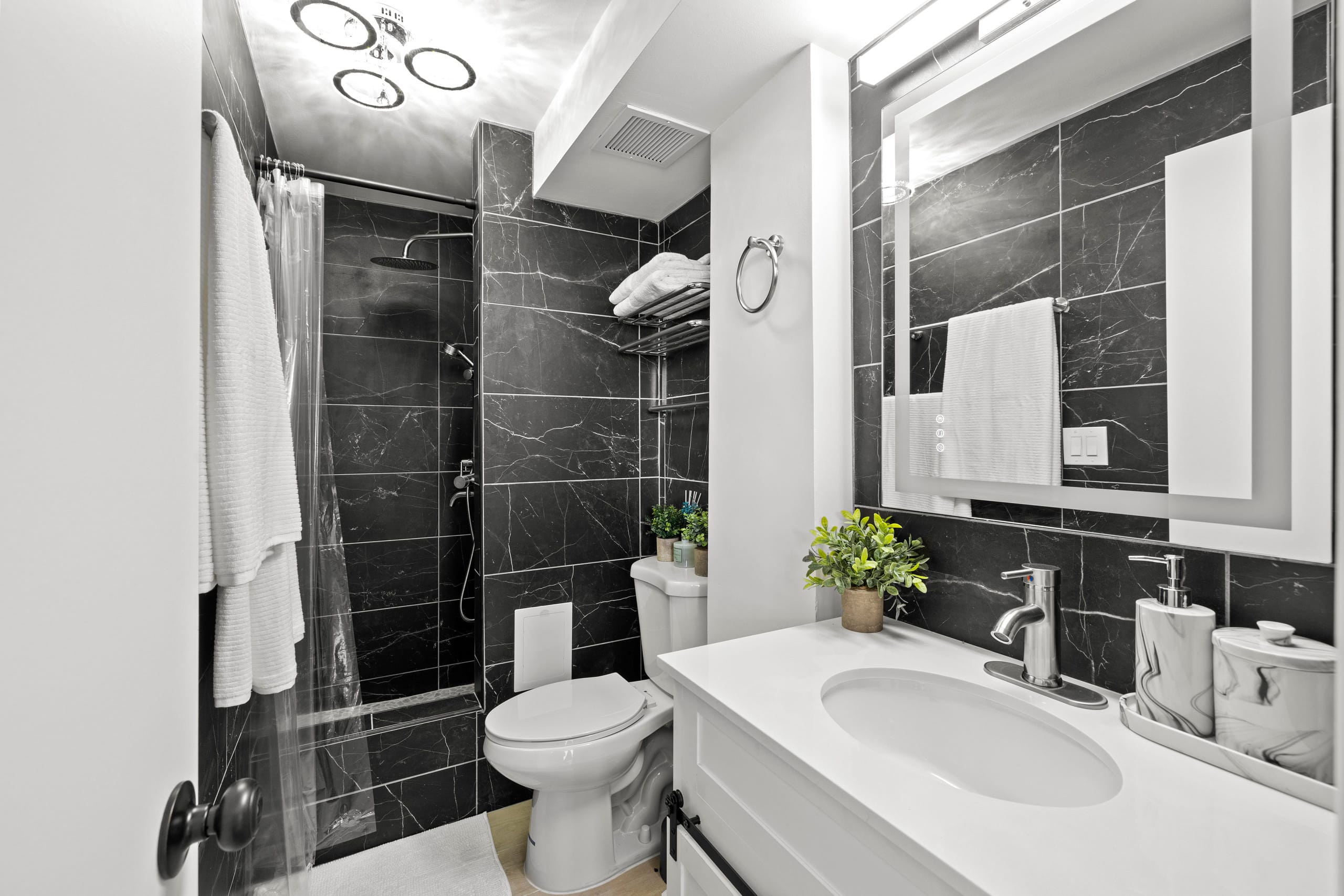 Condo in Honolulu · ★4.84 · 1 bedroom · 2 beds · 1 private bath - Image 15