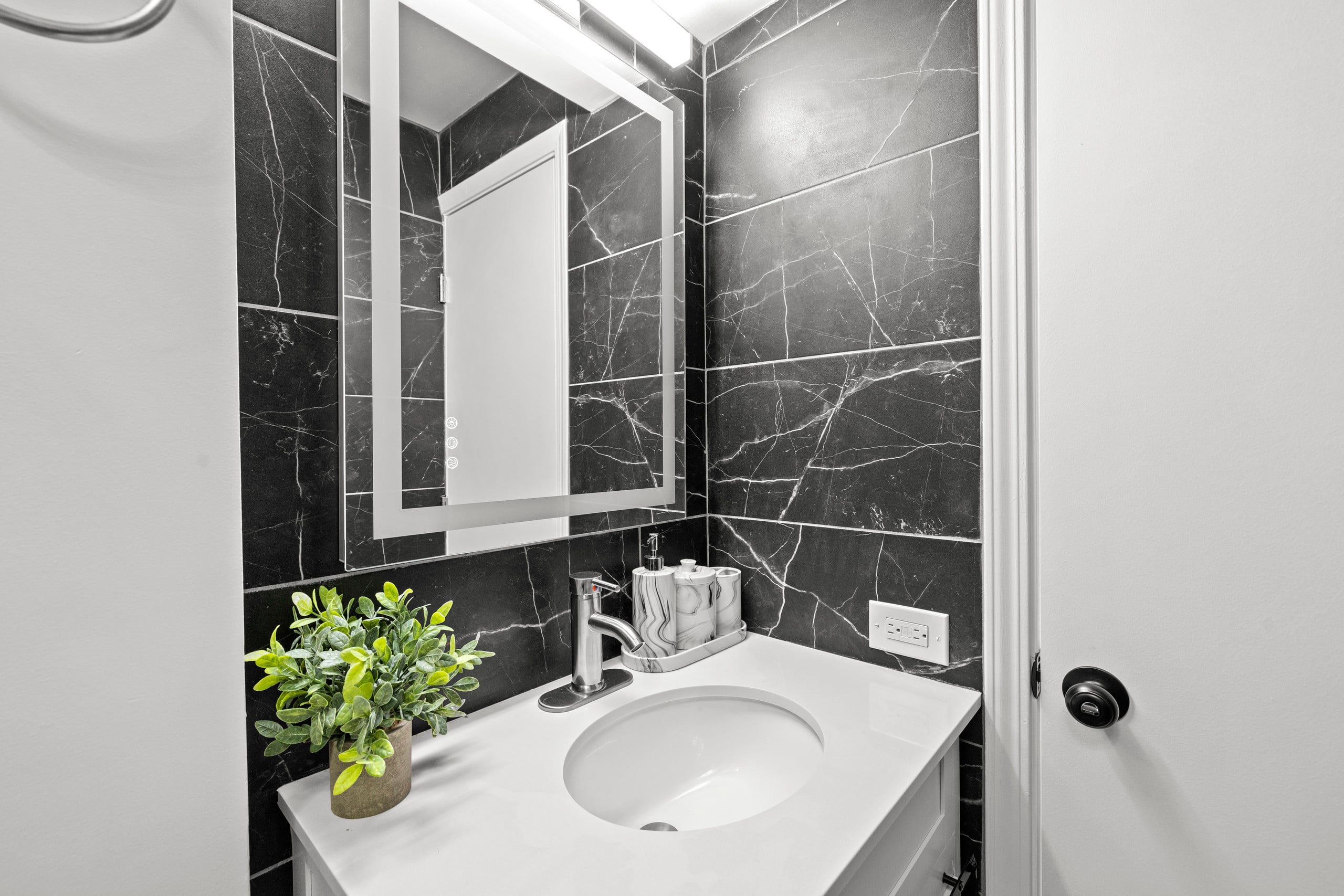 Condo in Honolulu · ★4.84 · 1 bedroom · 2 beds · 1 private bath - Image 16