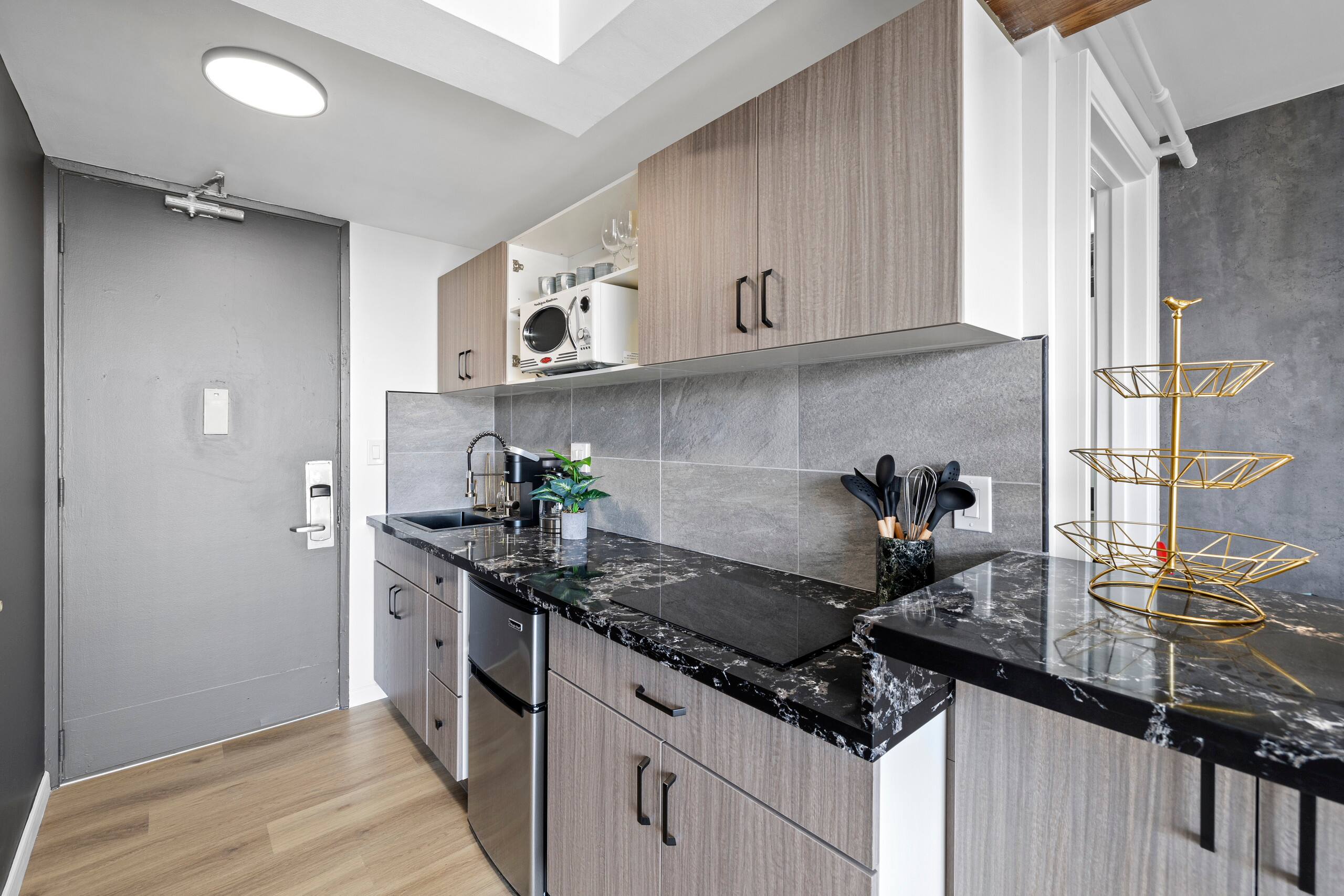 Condo in Honolulu · ★4.84 · 1 bedroom · 2 beds · 1 private bath - Image 4