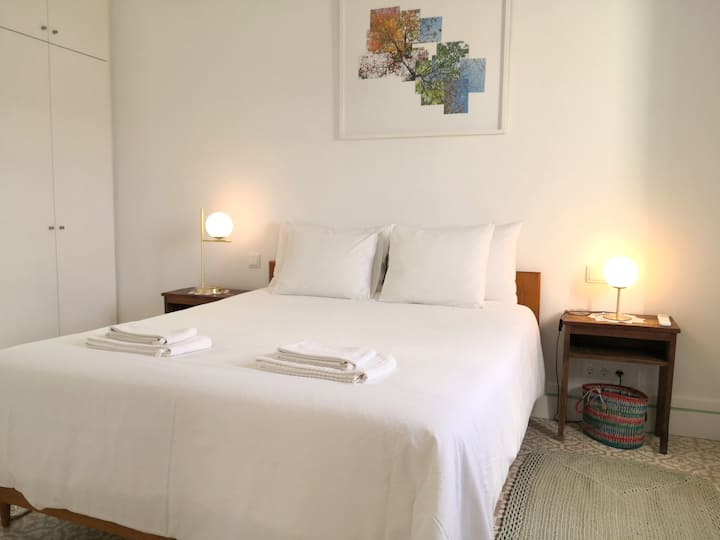 Quarto principal (casa de banho) com ar condicionado e roupeiro embutido