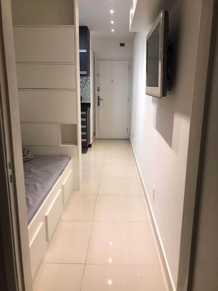 عرض من الباب الأمامي مع المطبخ على يمين أي شخص قادم. 