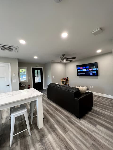 Top Airbnb: Luxurious guest home, 2 beds, full kitchen & bath. in Hurricane