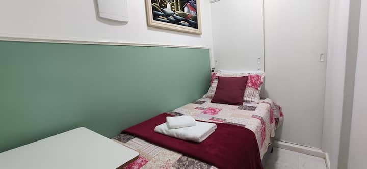 ห้องนอน 3: เตียงกล่องพร้อมที่นอนพ็อกเก็ตสปริง โต๊ะเล็กและตู้เสื้อผ้า เรามีผ้าปูที่นอนรวมอยู่ในอัตรารายวัน