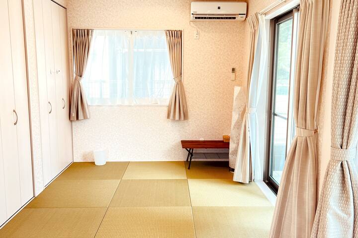 There is also a Japanese-style room where you can feel Japanese, so please relax and unwind.