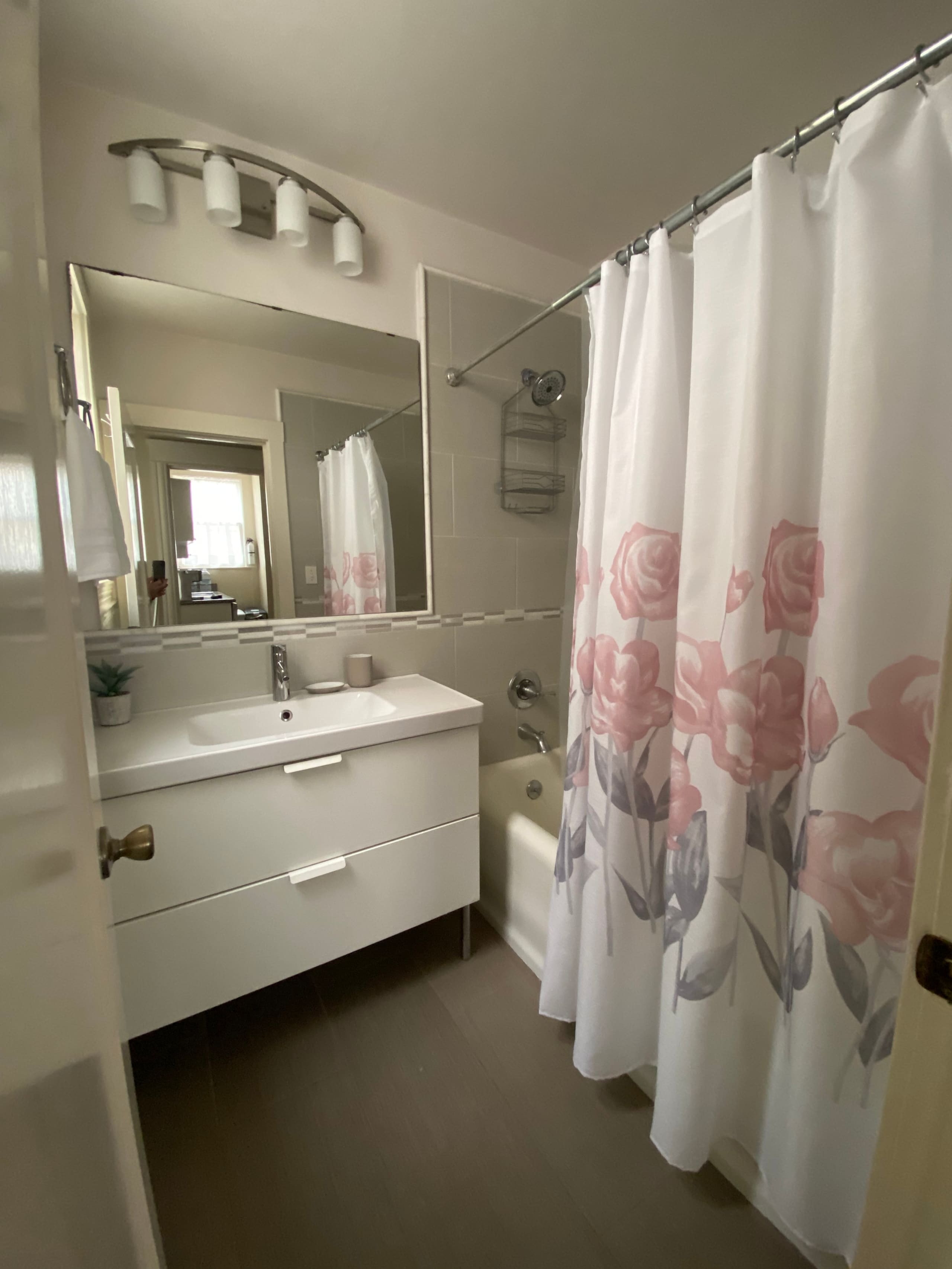 Home in San Francisco · ★4.81 · 4 bedrooms · 6 beds · 2 baths - Image 19
