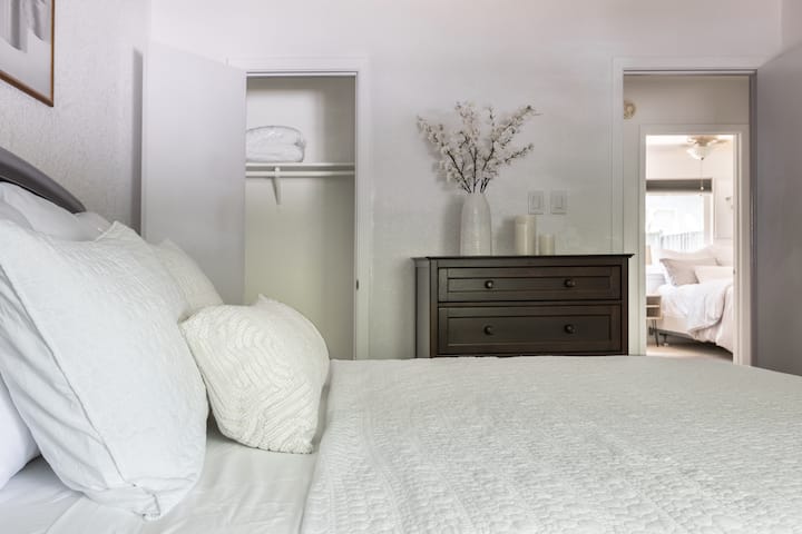 בחדר השינה הראשי יש מיטת קווין סייז, מזרן בינוני חדש לגמרי, מצעים ומצעים נוחים, שני ארונות ושידה לאחסון.