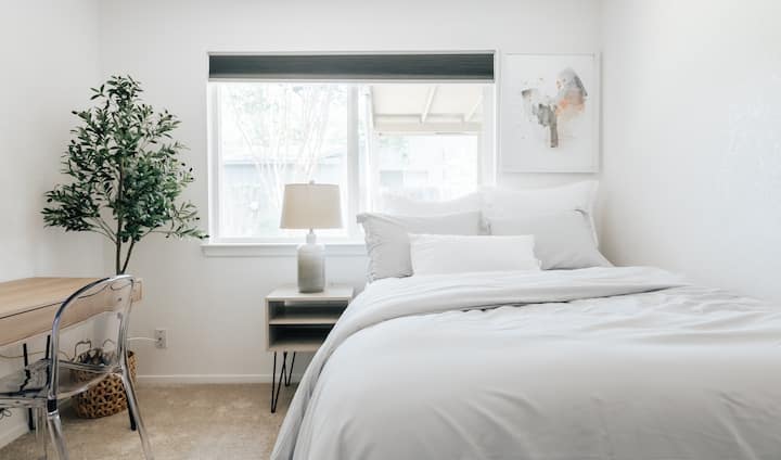 חדר שינה 1 כולל מיטה זוגית, מזרן פרימיום, מצעים נוחים וחלל עבודה