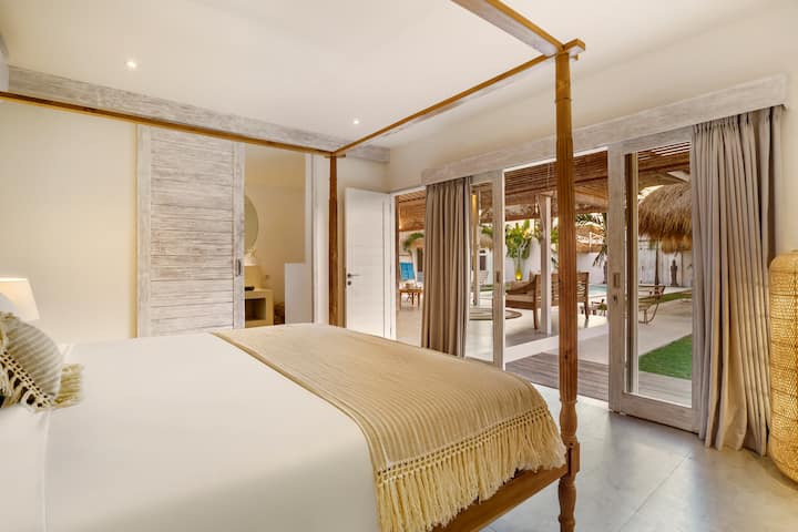 Dormitorio con aire acondicionado y baño privado con ducha