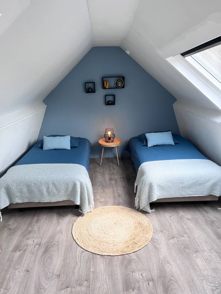 Chambre 2 lits simples dans les combles au 3eme étage