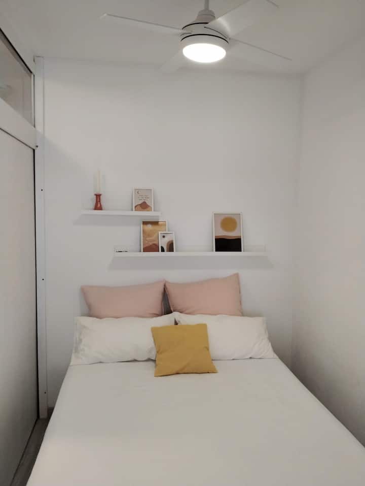 Habitación con cama de 1.35*180cm