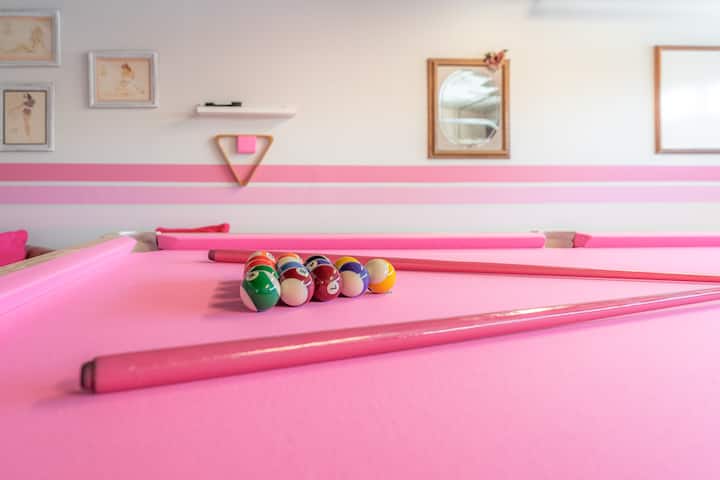 NEU! The Pink Palace: Eklektische, glamouröse Wüstenflucht - Airbnb