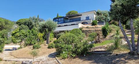 Splendid 180° sea view villa 500 m from the beach
