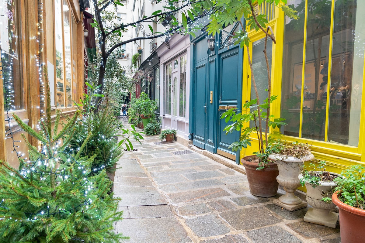 洋書　PARISIAN HIDEAWAYS　パリの隠れ家 L'Atelier du Passage - Historic Marais Hideaway - Apartments for