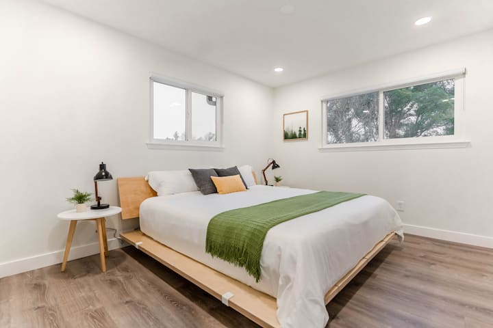 Dhoma #1 - Krevat Floyd me madhësi king, kornizë druri natyrale me cilësi të lartë dhe dyshek me shkumë kujtese luksoze.