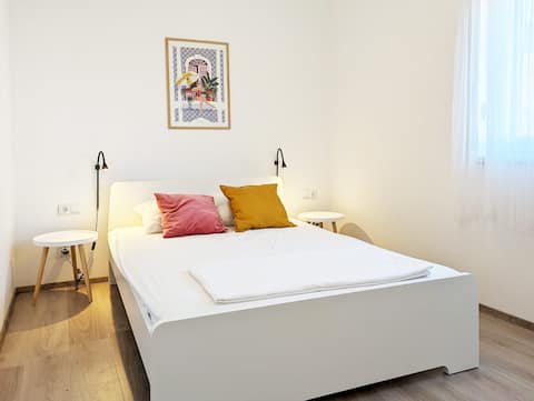 SEADROP | Sunny Apt in Center | 5min Walk to Beach
