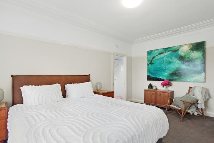 ห้องนอนใหญ่พร้อมห้องน้ำในตัวและเตียงคิงไซส์