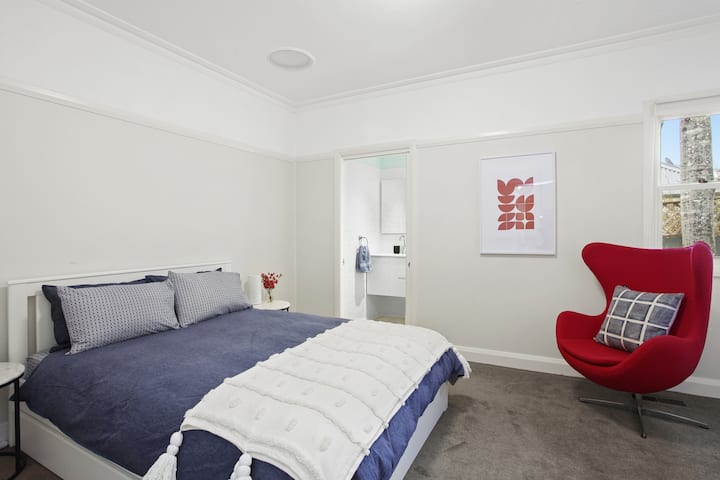 ห้องนอนที่ 2 พร้อมห้องน้ำในตัวเตียงควีนไซส์