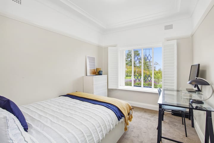 ห้องนอนที่ 3 พร้อมพื้นที่ทำงานและวิวภูเขาโซลิทารี